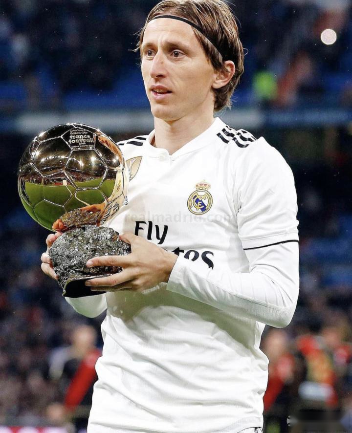 湖人爆发内讧！东契奇把话挑明，球迷：就差点詹姆斯的名字了