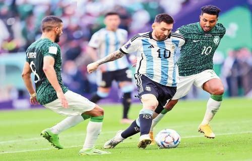 德扑 MTT 实战：如何利用“筹码覆盖”对那些翻倍心切的短筹码进行精准打击。（德扑MTT进阶：用筹码覆盖优势狙击急于翻倍的短筹码）